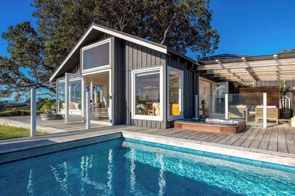 Outdoor pool - Palm Beach Retreat - Now open for Christmas and New Year Booking! (Waiheke Island)