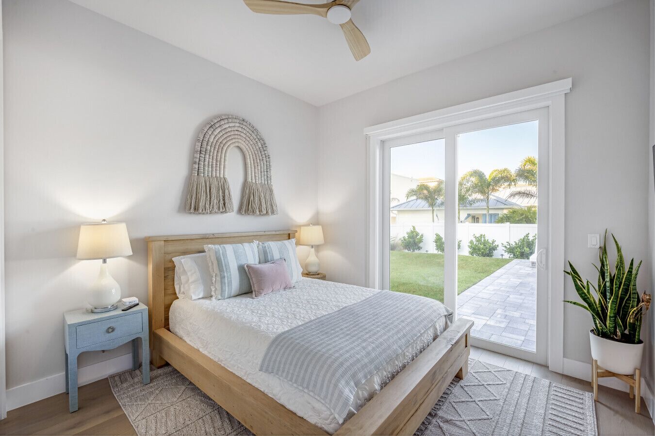 5 soverom, skrivebord, strykejern/-brett og reiseseng for barn