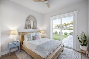 5 soverom, skrivebord, strykejern/-brett og reiseseng for barn