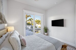 5 bedrooms, desk, iron/ironing board, travel cot