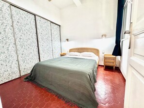 Iron/ironing board, free WiFi, bed sheets