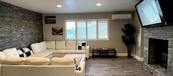 The Stone Sanctuary @ McCullough Hills Trailhead: 1/2 ACRE, Pool, Grill, Pool Table, 7 TV's, Luxury