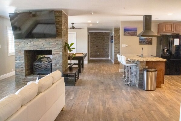 Game room - The Stone Sanctuary @ McCullough Hills Trailhead: 1/2 ACRE, Pool, Grill, Pool Table, 7 TV's, Luxury (Henderson)