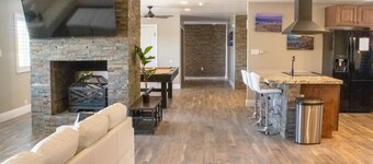 The Stone Sanctuary @ McCullough Hills Trailhead: 1/2 ACRE, Pool, Grill, Pool Table, 7 TV's, Luxury