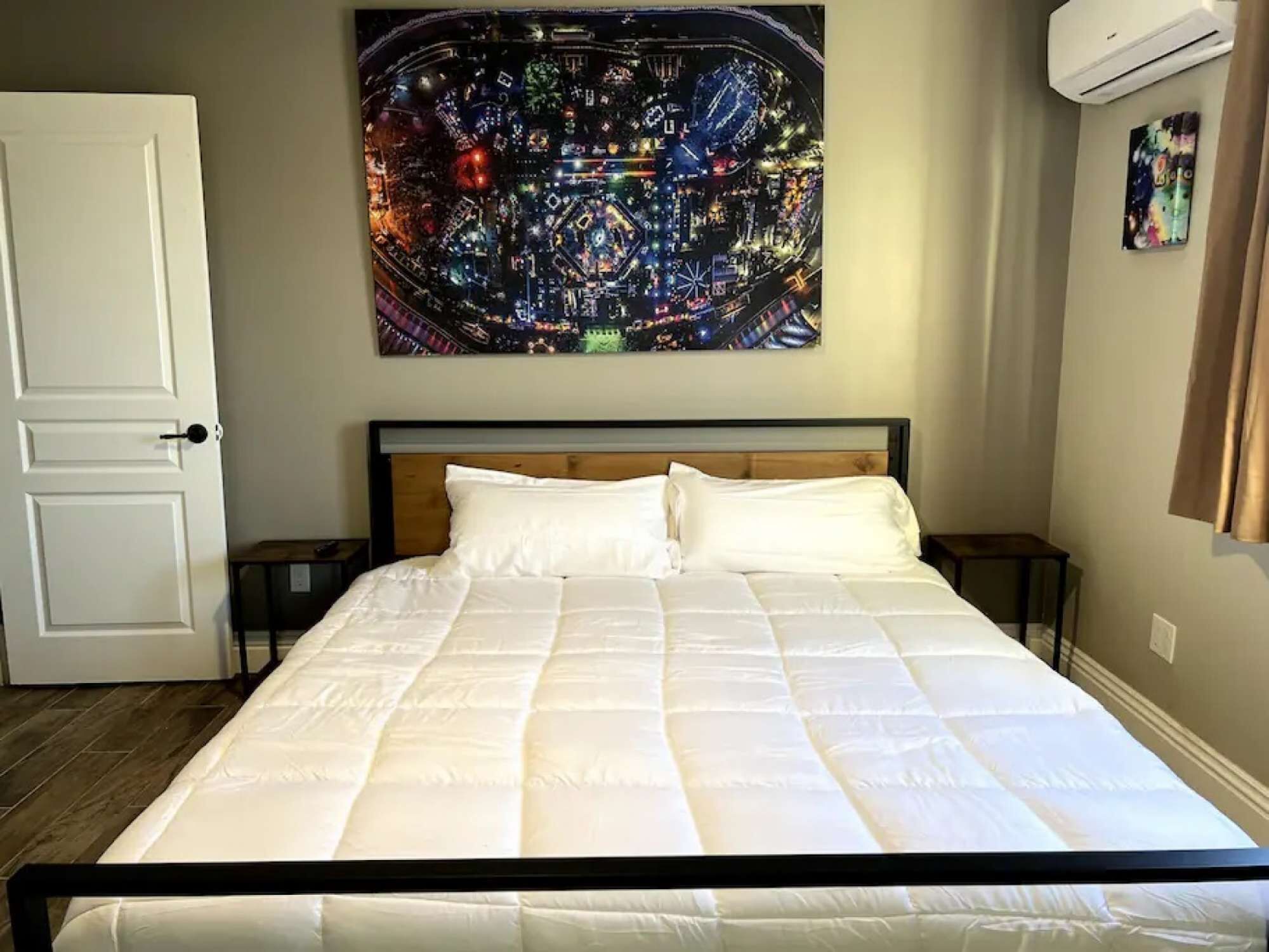 6 bedrooms, desk, iron/ironing board, travel crib