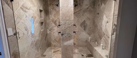 Doccia, asciugacapelli, asciugamani