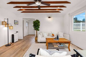 TV - Luxury Oceanfront Escape with Private Beach Access (Southampton)