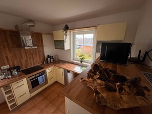 Frigorífico, microondas, horno y placa de cocina