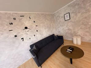 Una Smart TV, videojuegos, una mesa de tenis de mesa