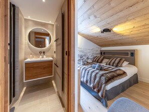 4 bedrooms, free WiFi, bed sheets