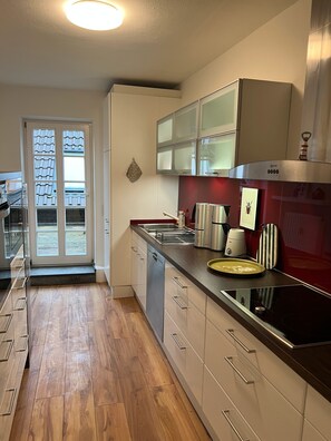 Een koelkast, een microgolfoven, een oven, een kookplaat