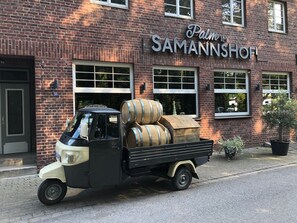 A vintage truck parked in front of a brick building with a sign reading 'Palm Samannshof.' - Apartment 'An Littard Kull' with Private Terrace and Wi-Fi (Neukirchen-Vluyn)