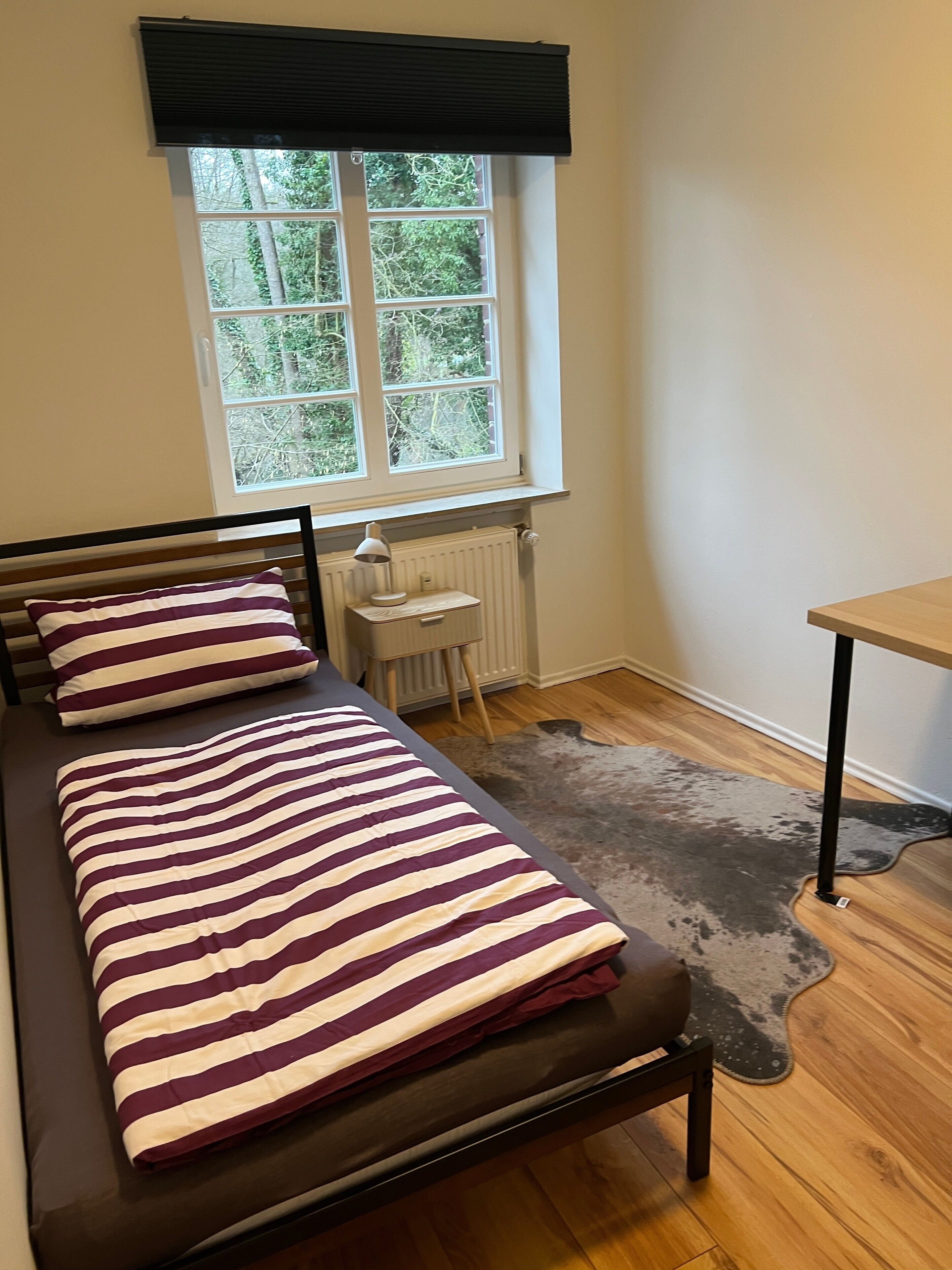 4 bedrooms, desk, WiFi, bed sheets