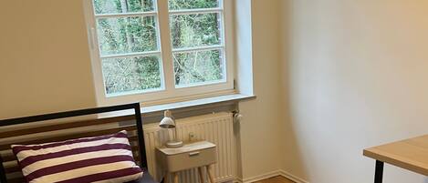 4 bedrooms, desk, WiFi, bed sheets