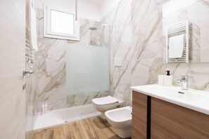 Departamento básico, balcón | Baño