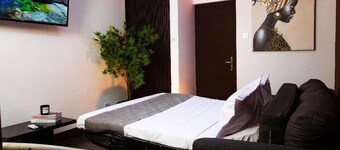 The Pandora: Secure and stylish studio with sofa bed, WiFi, smart TV and tub