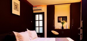 1 dormitorio, tabla de planchar con plancha, wifi y ropa de cama