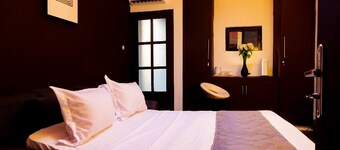 The Pandora: Secure and stylish studio with sofa bed, WiFi, smart TV and tub