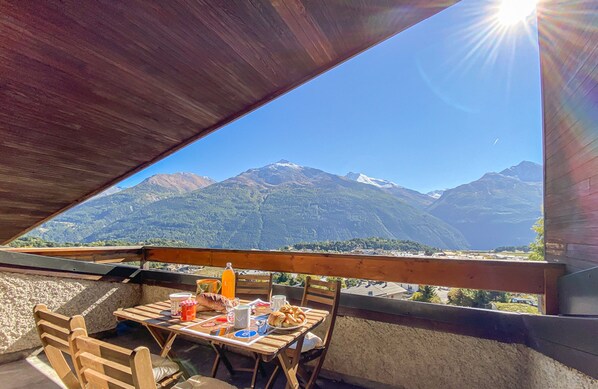 Outdoor dining - Cozy studio for 4 with terrace, pets allowed and free WiFi (Aussois)