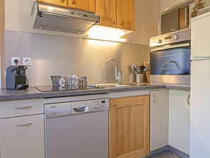 Kühlschrank, Mikrowelle, Ofen, Geschirrspüler