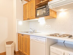 Kühlschrank, Mikrowelle, Geschirrspüler, Toaster