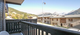 Cozy studio near slopes, sleeps 2
