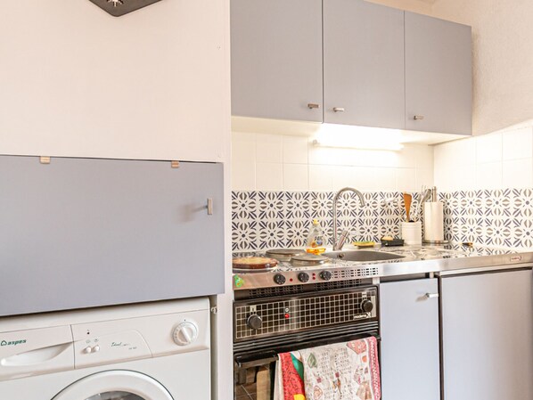 Fridge, microwave