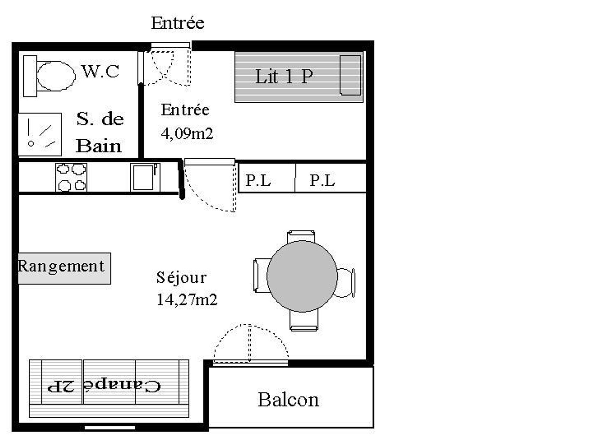 Indeling van een hotelkamer met een badkamer, kitchenette, zithoek, balkon en een slaapkamer.
