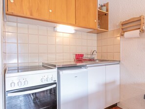 Kylskåp och mikrovågsugn