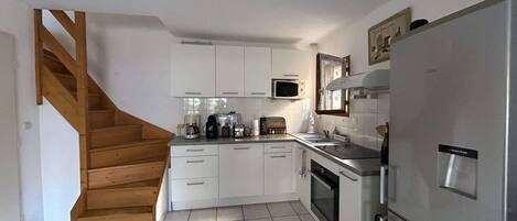 Réfrigérateur, four, cafetiÚre/bouilloire, grille-pain