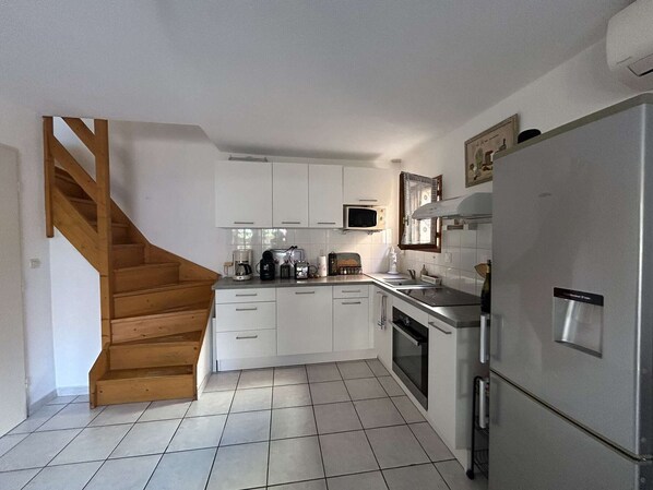 Jääkaappi, uuni, kahvin-/teenkeitin, leivänpaahdin