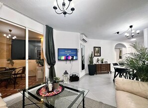 TV - Apartment 'Caronte In Riviera' with Sea View, Wi-Fi and Air Conditioning (Mijas Costa)
