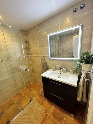 Shower, hair dryer, towels - Apartment 'Caronte In Riviera' with Sea View, Wi-Fi and Air Conditioning (Mijas Costa)