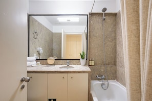 SĂšche-cheveux, bidet, serviettes fournies, savon