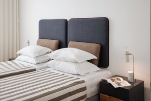 Zimmersafe, Schreibtisch, Bügeleisen/Bügelbrett, Reisekinderbett