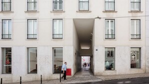 Un edificio de varios pisos con grandes ventanales y una entrada principal.