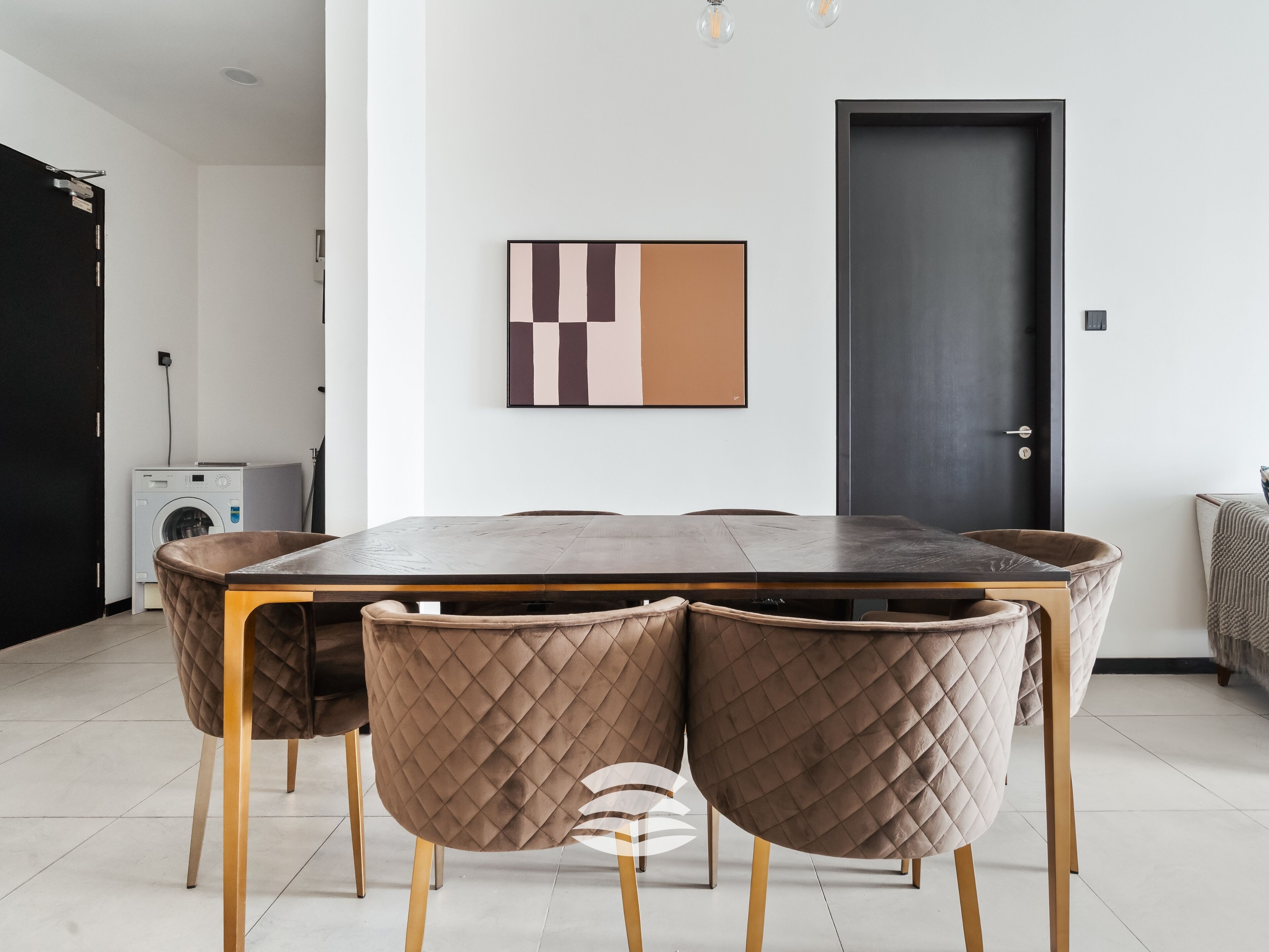 Un comedor moderno con una mesa rectangular y seis sillas acolchadas.