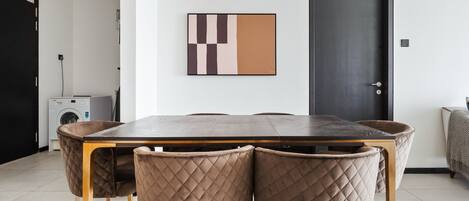 Un comedor moderno con una mesa rectangular y seis sillas acolchadas.