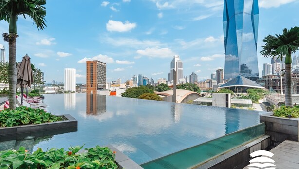 Hồ bơi ngoài trời