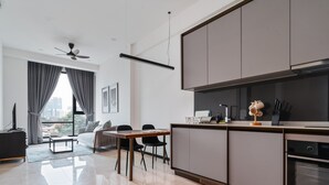 Căn hộ Superior, 1 phòng ngủ, ban công, quang cảnh thành phố | Bếp riêng | Bếp nấu, dụng cụ nấu nướng/bát dĩa/dao nĩa