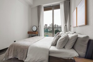 Superior-Apartment, 1 Schlafzimmer, Balkon, Stadtblick | Verdunkelungsvorhänge, schallisolierte Zimmer, Bügeleisen/Bügelbrett