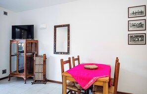 Apartemen, 1 kamar tidur, pemandangan halaman, lantai dasar | Area keluarga | Televisi LCD 24-inci dengan saluran TV digital
