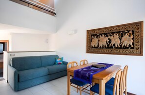 Apartemen, 1 kamar tidur, balkon | Area keluarga | Televisi LCD 24-inci dengan saluran TV digital