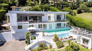 A modern two-story house with a swimming pool, a balcony, and a well-maintained garden. - Villa Loupa - Calm and Harmony (La Colle-sur-Loup)