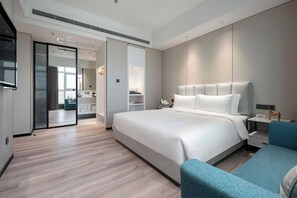 Business King Room | Down comforters, desk, laptop workspace, blackout drapes