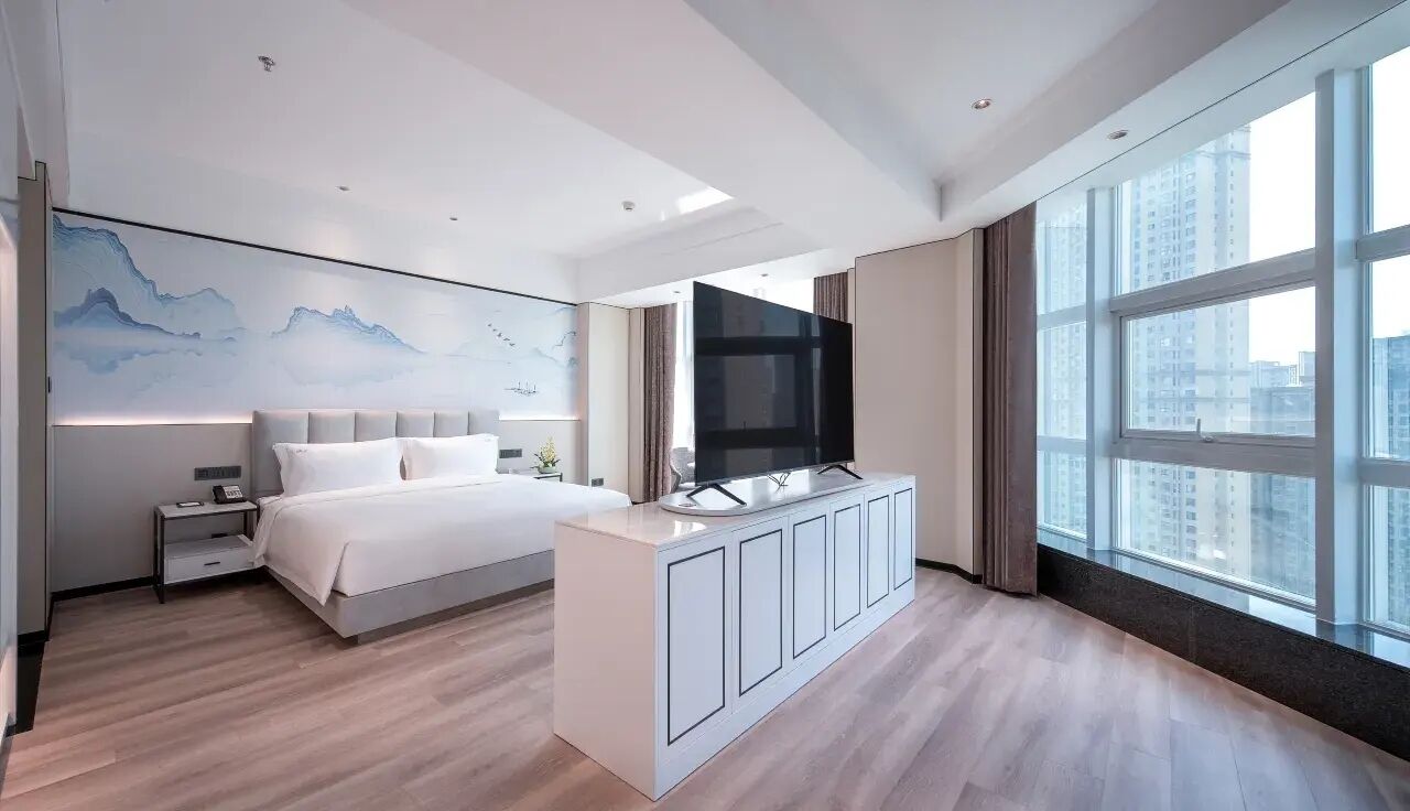 豪华套房 | 羽绒被、办公桌、笔记本电脑工作区、遮光窗帘