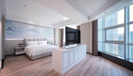 Junior Suite | Down comforters, desk, laptop workspace, blackout drapes