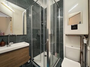 Haartrockner, Handtücher, Seife, Shampoo