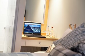 Deluxe Double Room | In-room safe, desk, laptop workspace, iron/ironing board - The Dinton Hermit (Aylesbury)