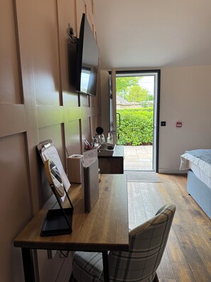 Chambre Deluxe Double ou avec lits jumeaux, patio | Coffres-forts dans les chambres, bureau